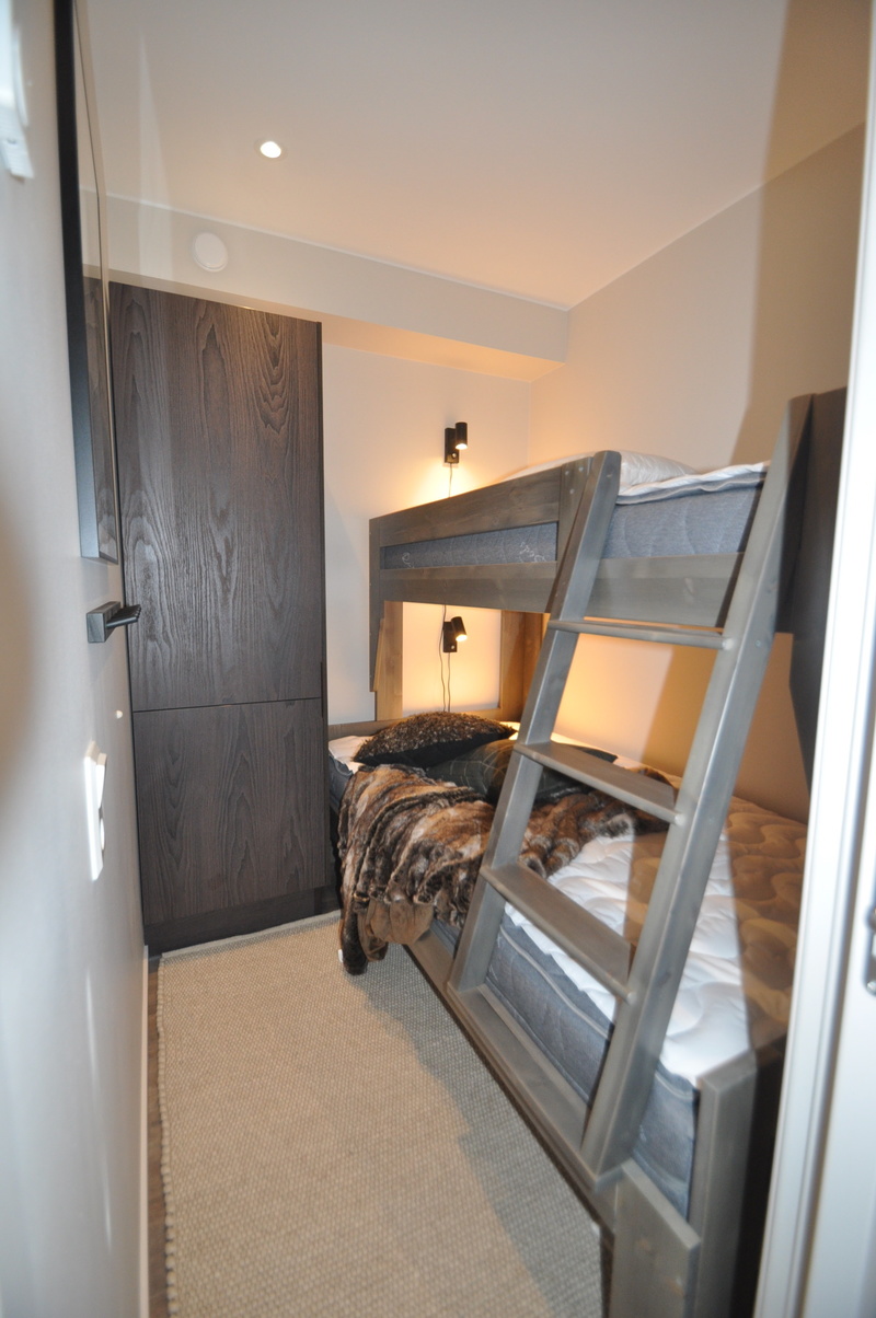 Sovrum 2 med 1 våningsäng med bredare underslaf för att utnyttja extra bäddar så sover man två i underslafen.